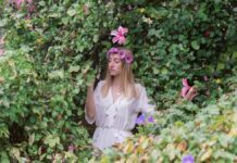 Virágpor hatása: mit érdemes tudni erről a természetes kincsről? nő virágokkal a zöldben