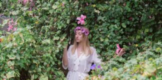 Virágpor hatása: mit érdemes tudni erről a természetes kincsről? nő virágokkal a zöldben