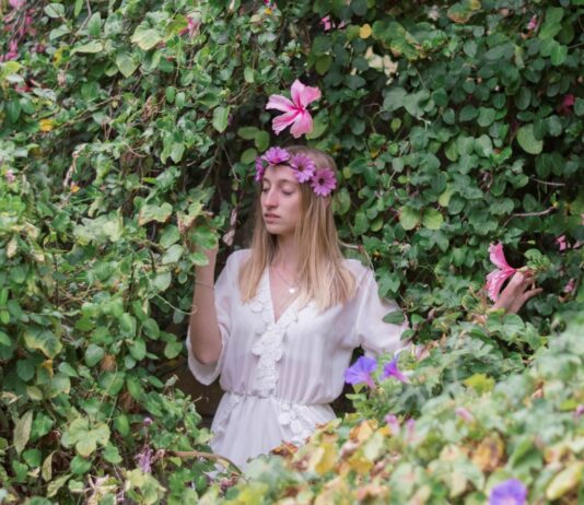 Virágpor hatása: mit érdemes tudni erről a természetes kincsről? nő virágokkal a zöldben