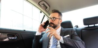 A stresszes életmód és a magas vérnyomás között gyakori az összefüggés férfi az autóban