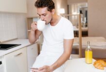 Miért fontos a C-vitamin a mindennapokban, és hogyan biztosíthatjuk az egyenletes ellátottságot? férfi kávéval